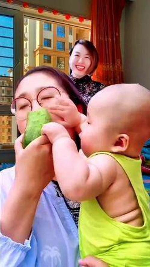 萌娃吃瓜搞笑盘点视频,盘点宝宝们的欢乐时光