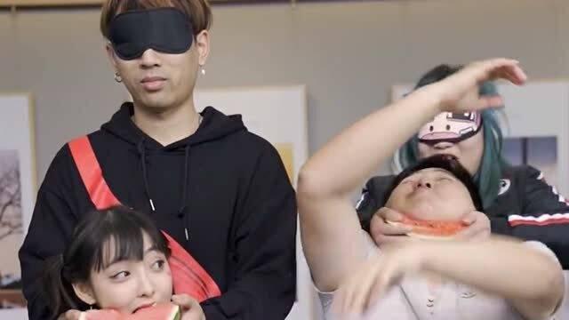 综艺女生比赛吃瓜视频在线观看,女生吃瓜大赛，精彩瞬间在线放送