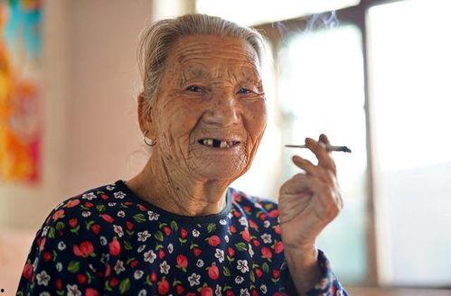 老奶奶说话吃瓜视频大全,趣味横生的老年生活瞬间